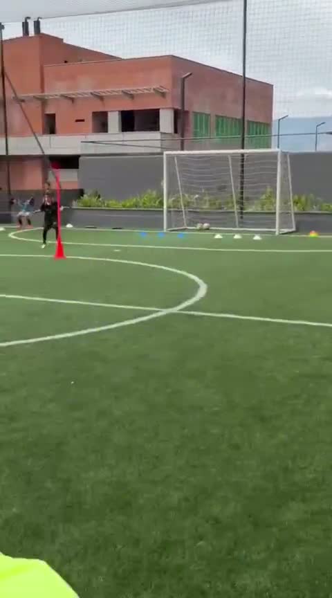 Sesión de preparación física en cancha de fútbol