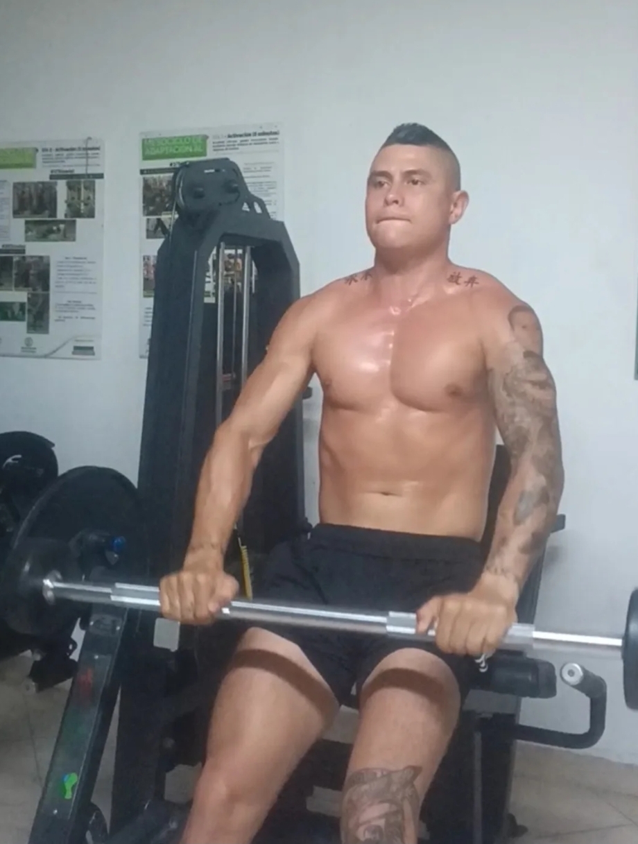Brandon Suarez entrenando en el gimnasio